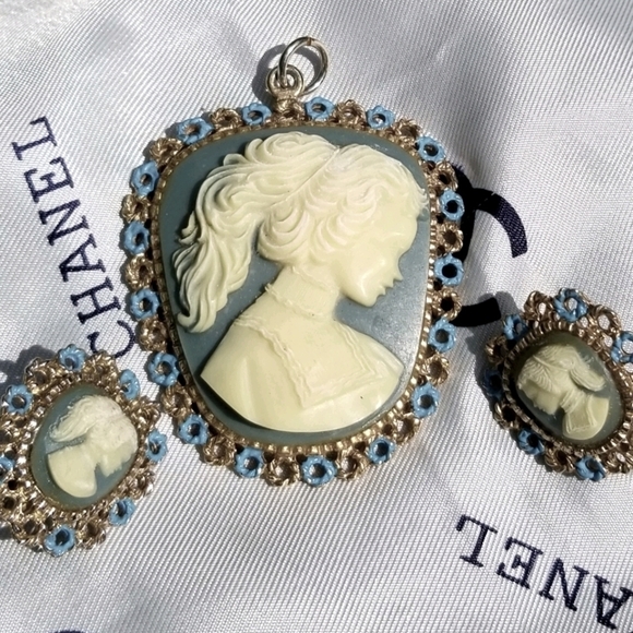 Vintage Blue Lucite Cameo Pendant & Earrings - Picture 3 of 5